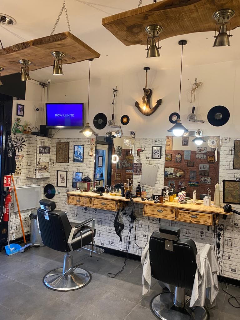Postes de coupe avec fauteuils et miroirs