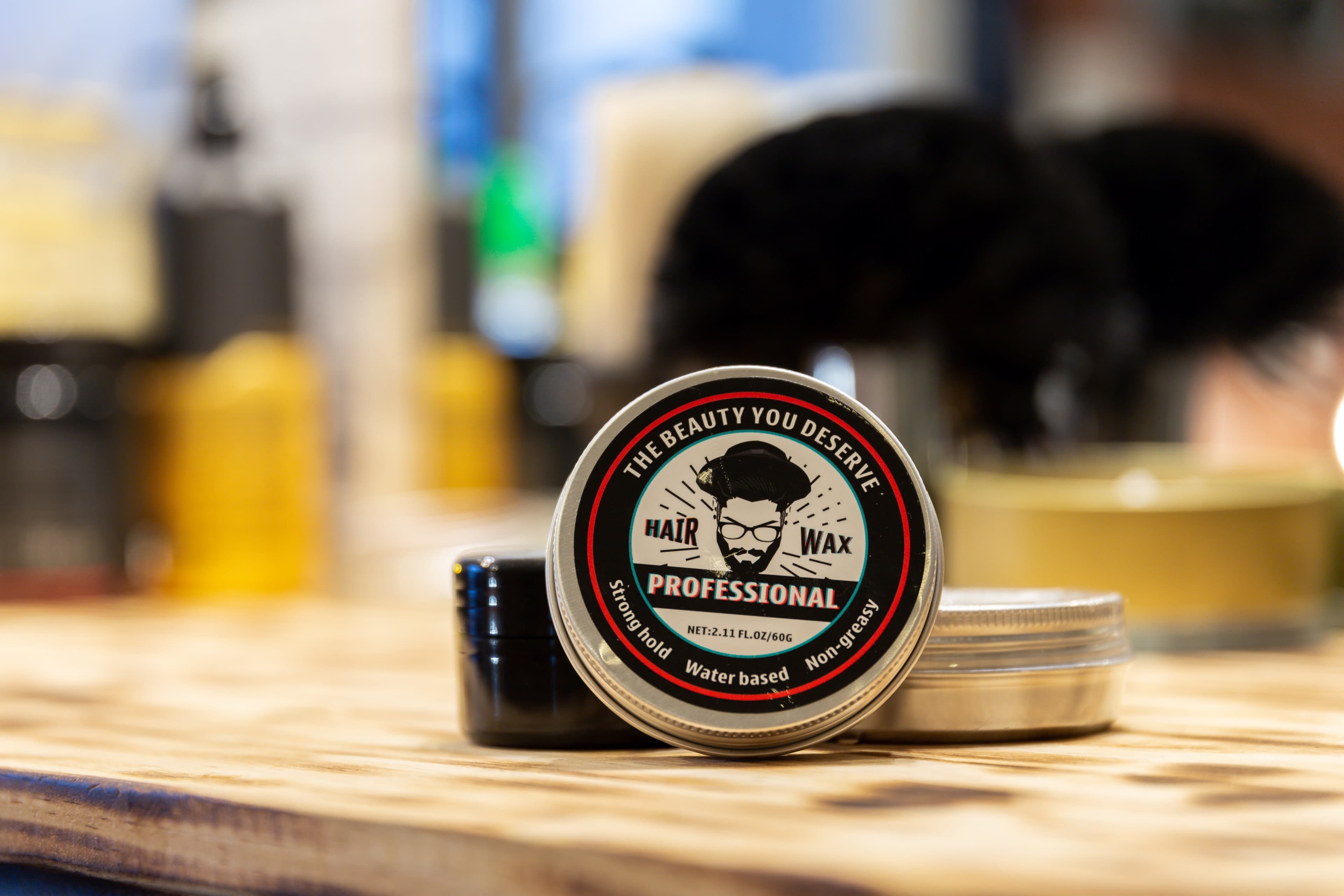 Cire hair wax et brosses dans un décor barber chaleureux
