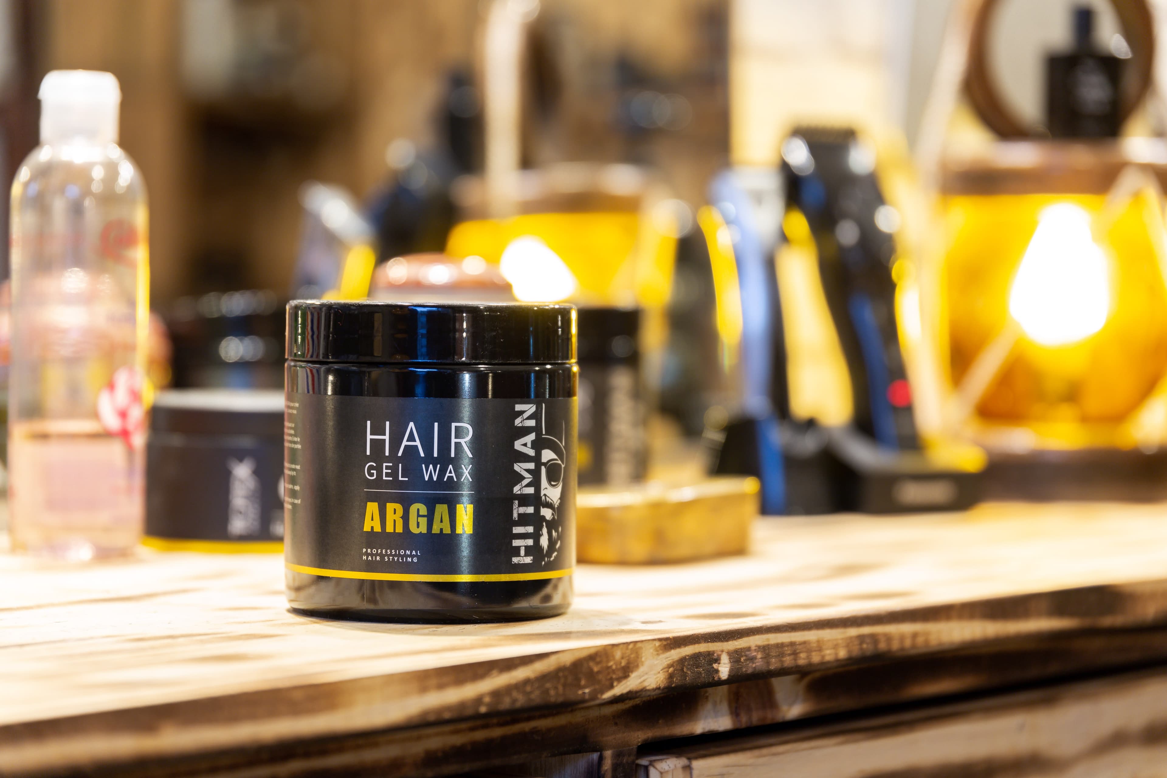 Produit de coiffage sur comptoir en bois