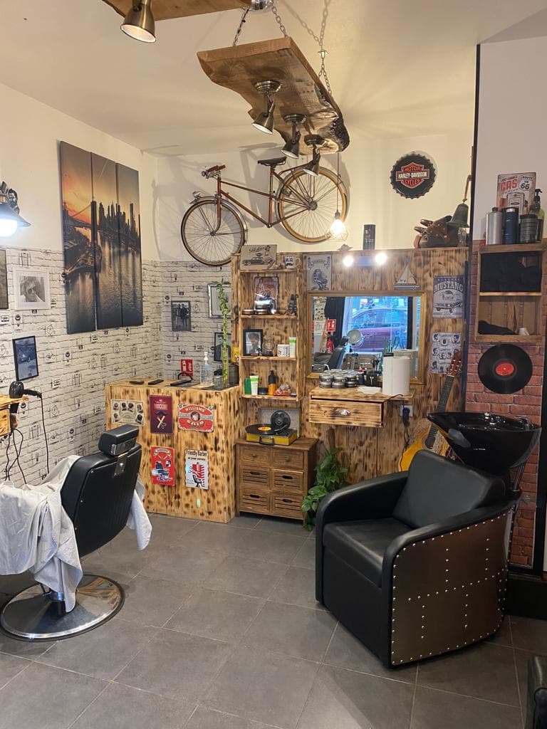 Intérieur du salon avec vélo suspendu et mobilier bois