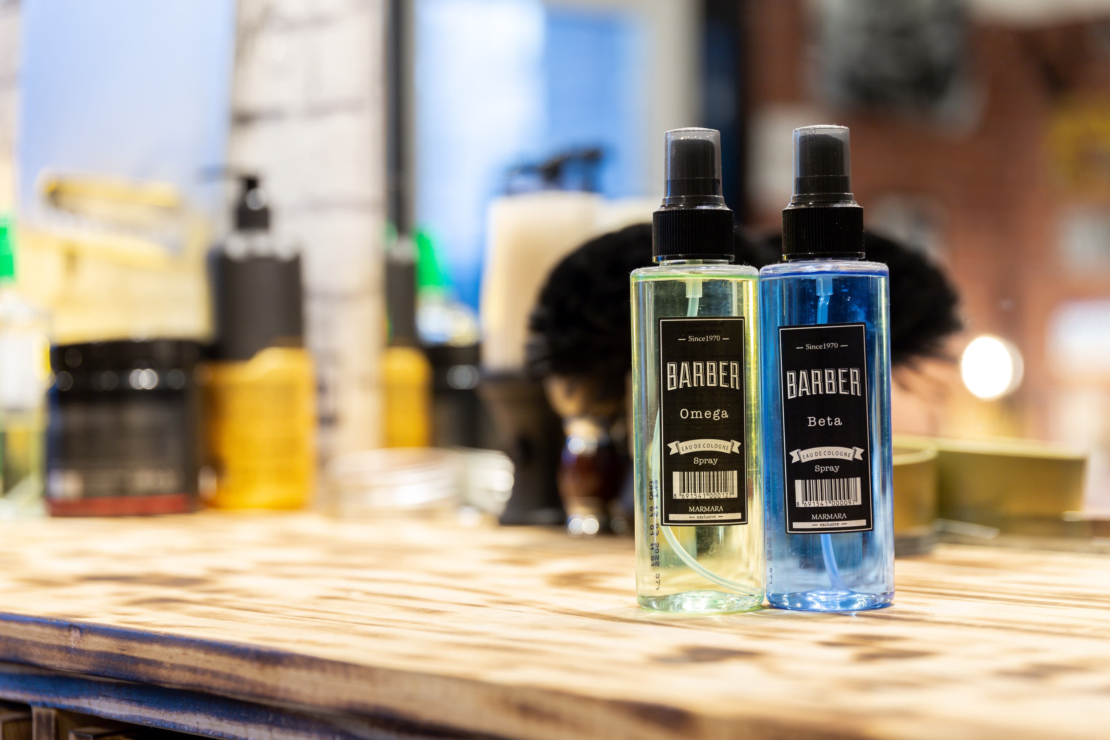 Sprays et accessoires de coiffage sur plan de travail